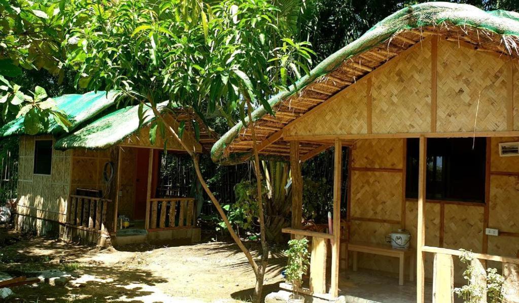 Traditional Filipino Transient House And Huts Near 100 Islands Wharf Alaminos Exterior photo